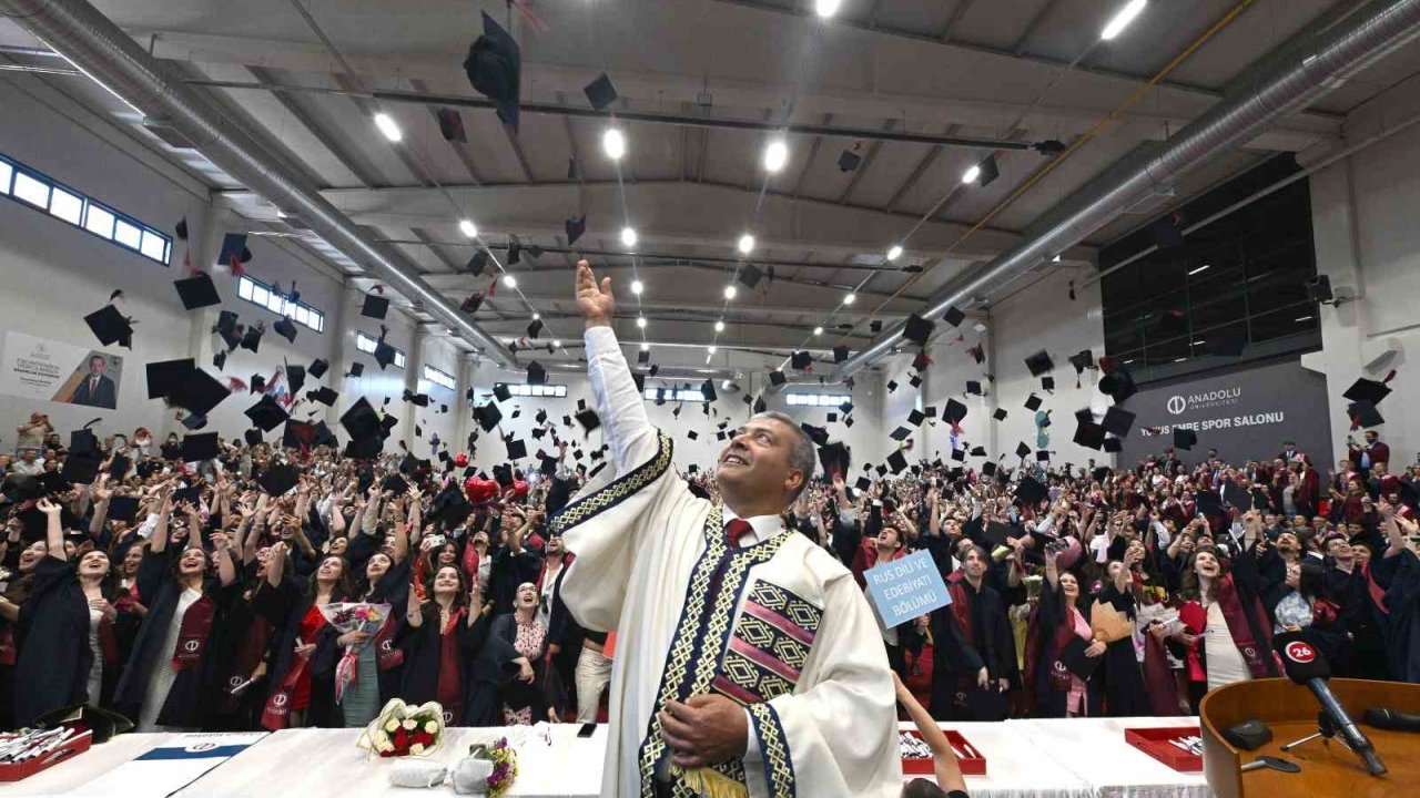 Anadolu Üniversitesi Mezuniyet Törenleri Tüm Hızıyla Devam Ediyor