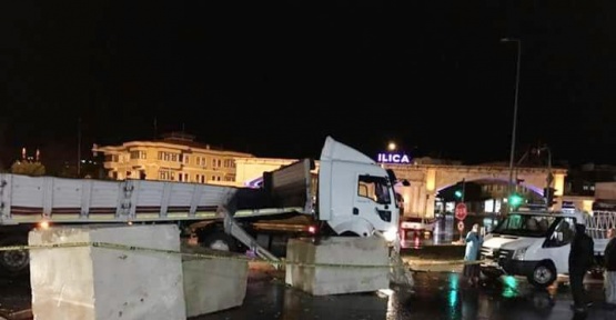 Tonlarca mermer yola savruldu