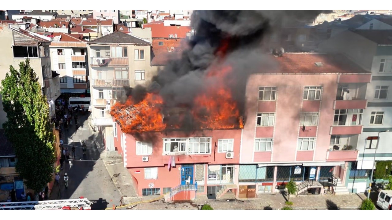 Bağcılar’da Çatı Yangını: Alevler Yan Binaya Sıçradı