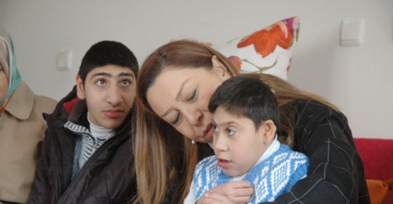 AK Partili Çalık Van’da şehit aileleri ve esnafı ziyarete etti