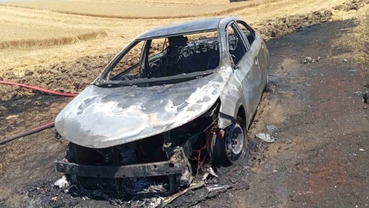 Tekirdağ’da Egzozdan Çıkan Kıvılcım Otomobili Küle Çevirdi