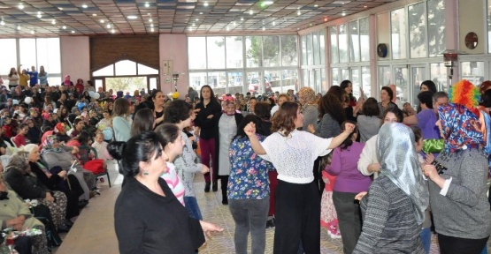 Depremzede kadınlara moral konseri