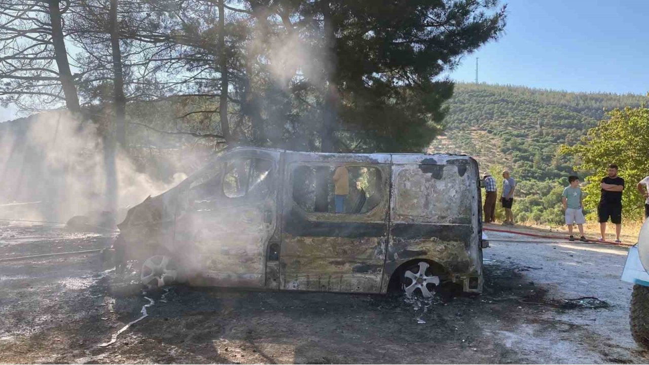 Karavan Yangını Ormana Sıçradı, Ekipler Anında Müdahale Etti
