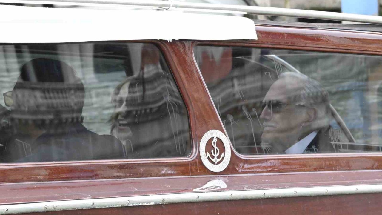 Amazon’un Kurucusu Bezos İle Nişanlısı Sanchez Düğün Törenlerinin 2. Günü İçin Tekneyle Otelden Ayrıldı