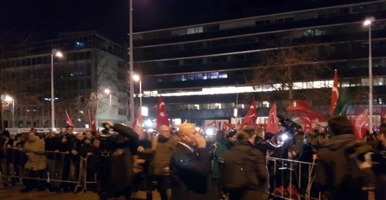 Hollanda’da Türk vatandaşlarından konsolosluk önünde protesto