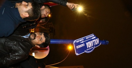 Protestocular Hollanda Caddesi tabelasını söktü