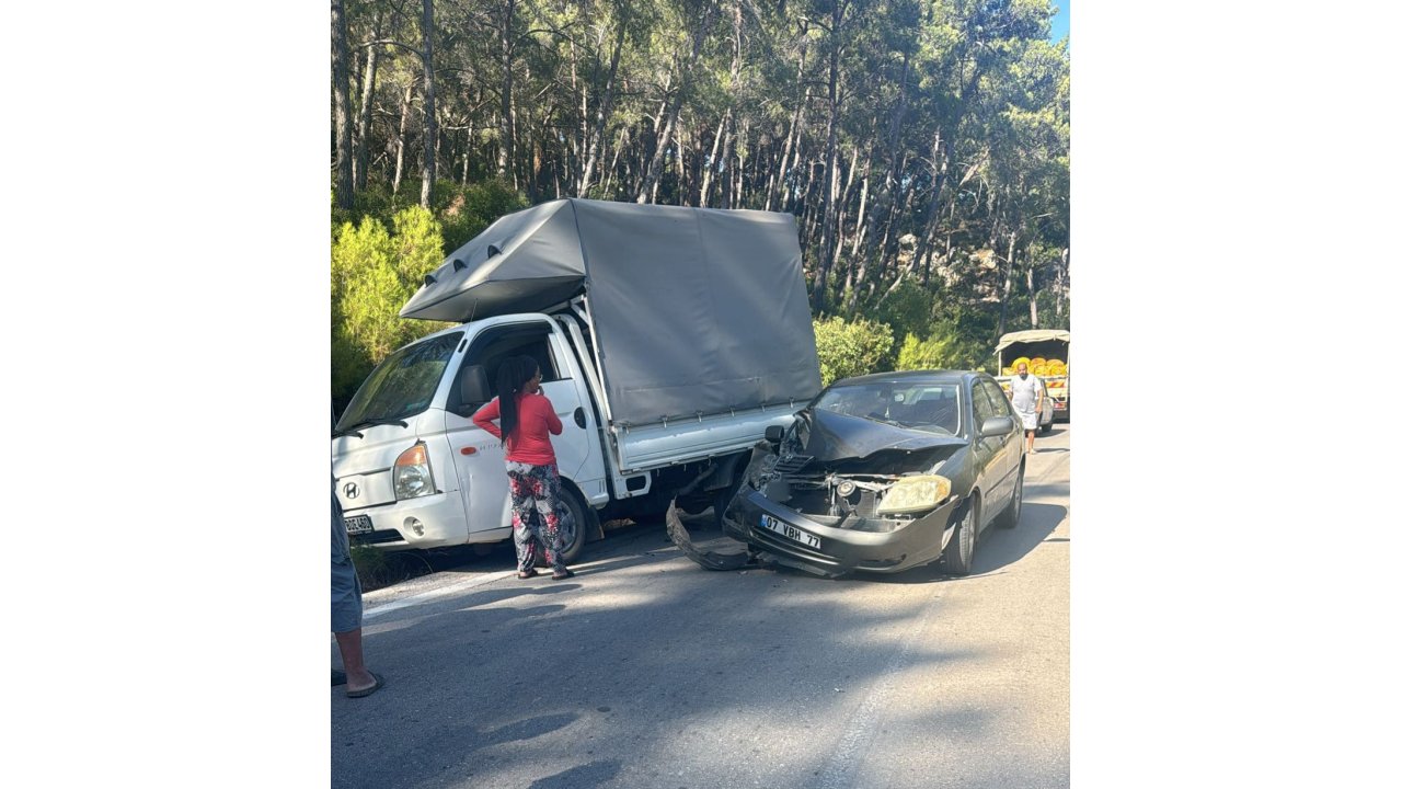Kamyonete Çarpan Otomobil Sürücüsü Hayatını Kaybetti