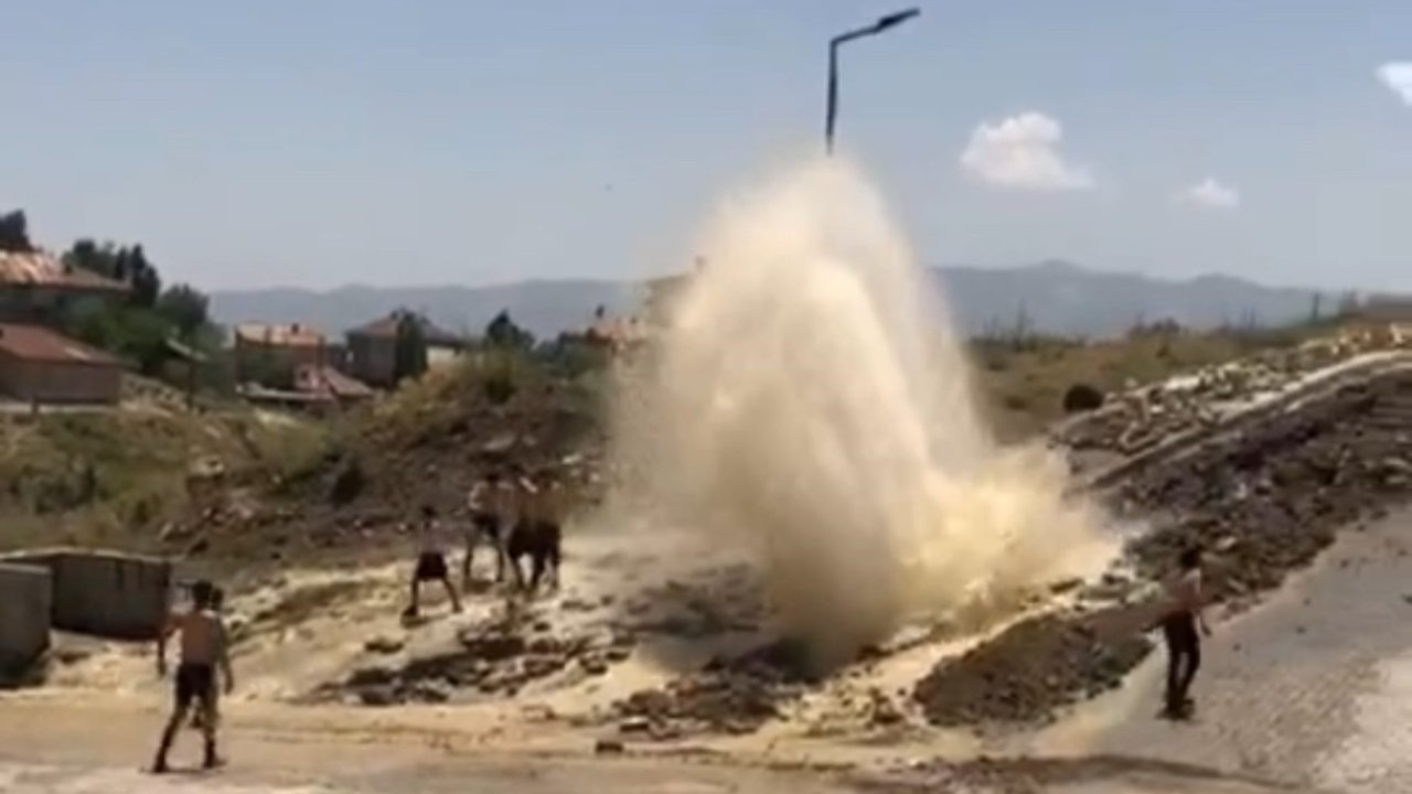 Yüksekova’da Patlayan Su Hattı Çocukların Serinleme Durağı Oldu