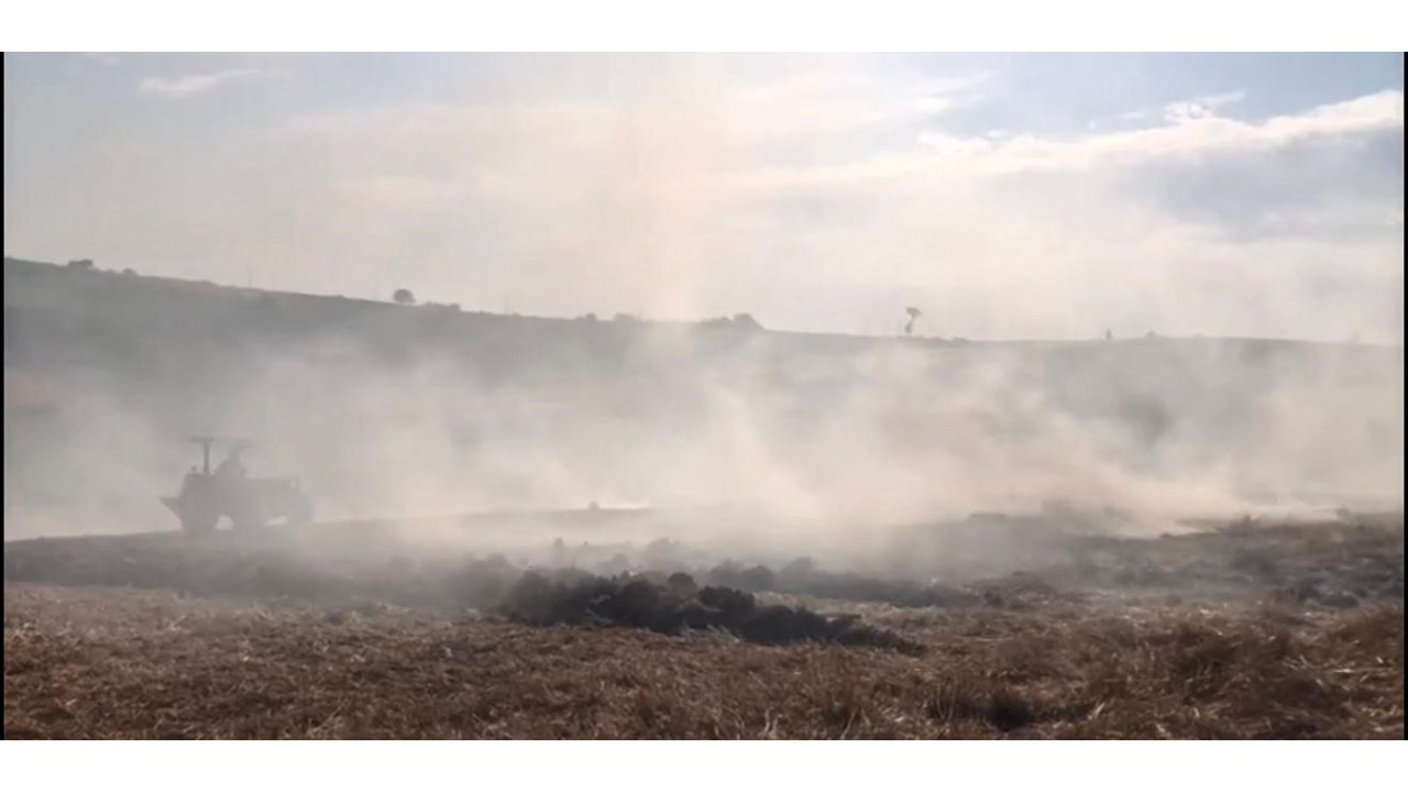 Sakarya’da Yangın: 200 Saman Balyası Yandı, Çiftçiler Traktörleriyle Müdahale Etti