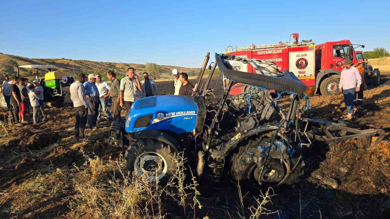 Yangının Ortasında Kalan Traktör Alevlere Teslim Oldu