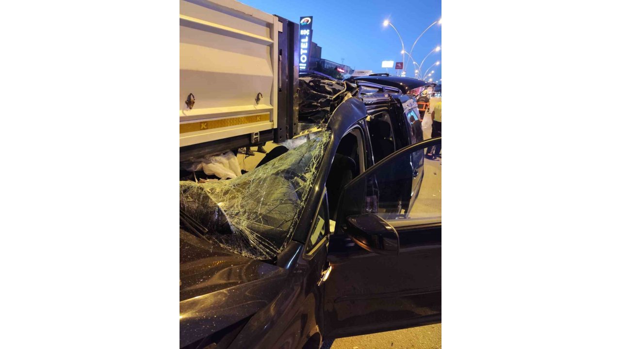 Çankırı’da Hafif Ticari Araç Park Halindeki Kamyona Çarptı: 2 Ölü, 3 Yaralı