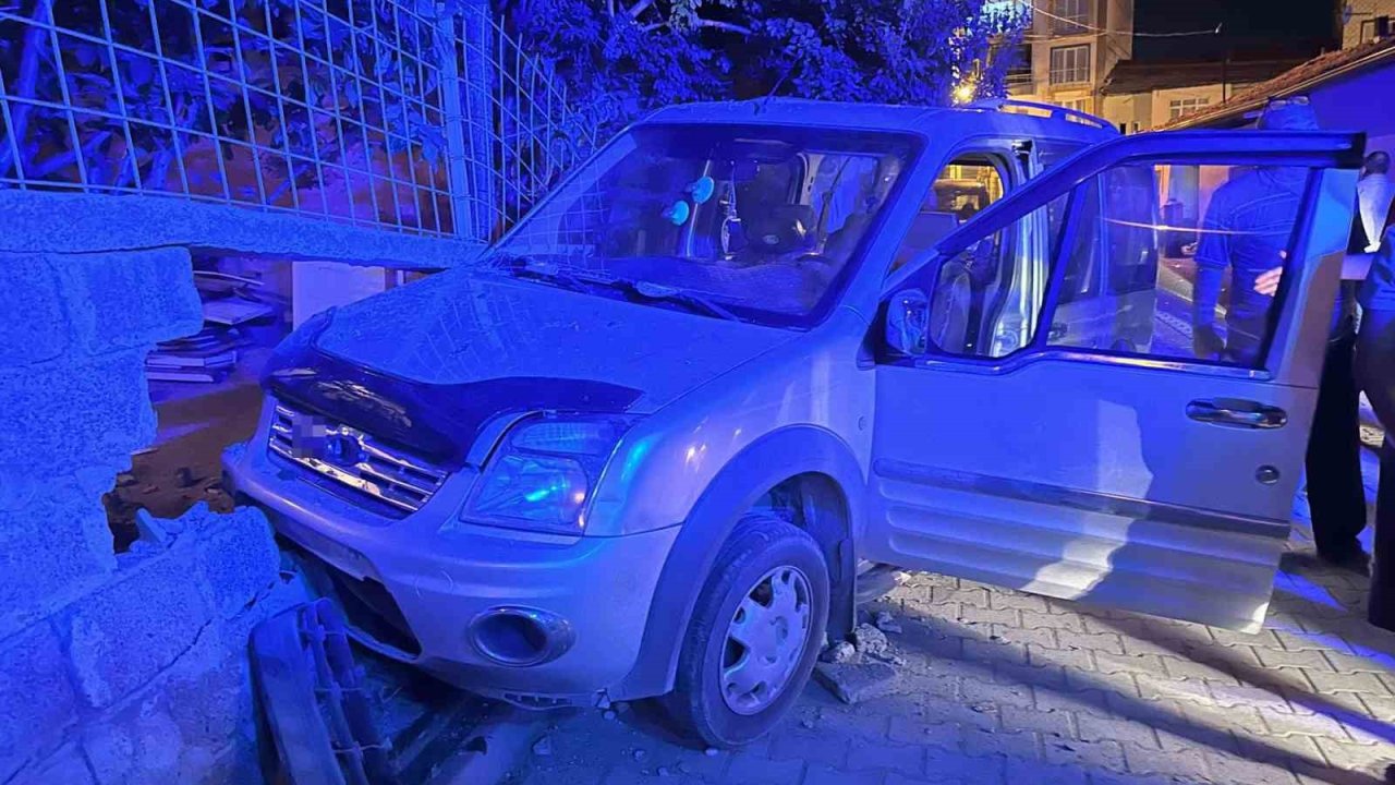Kontrolden Çıkan Araç Bahçe Duvarına Çarptı: 1 Yaralı