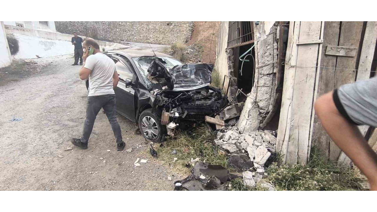 Bitlis’te Otomobil Duvara Çarptı: 2 Ölü, 2 Yaralı