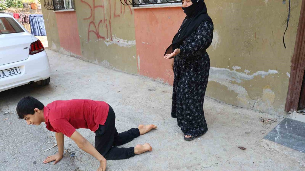 Enes’in Tekerlekli Sandalyesi Çalındı Şimdi Emekleyerek Geziyor