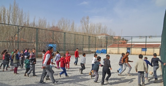 Bünyan Belediyesi 5 Mahalleye daha Halı Saha Yapıyor