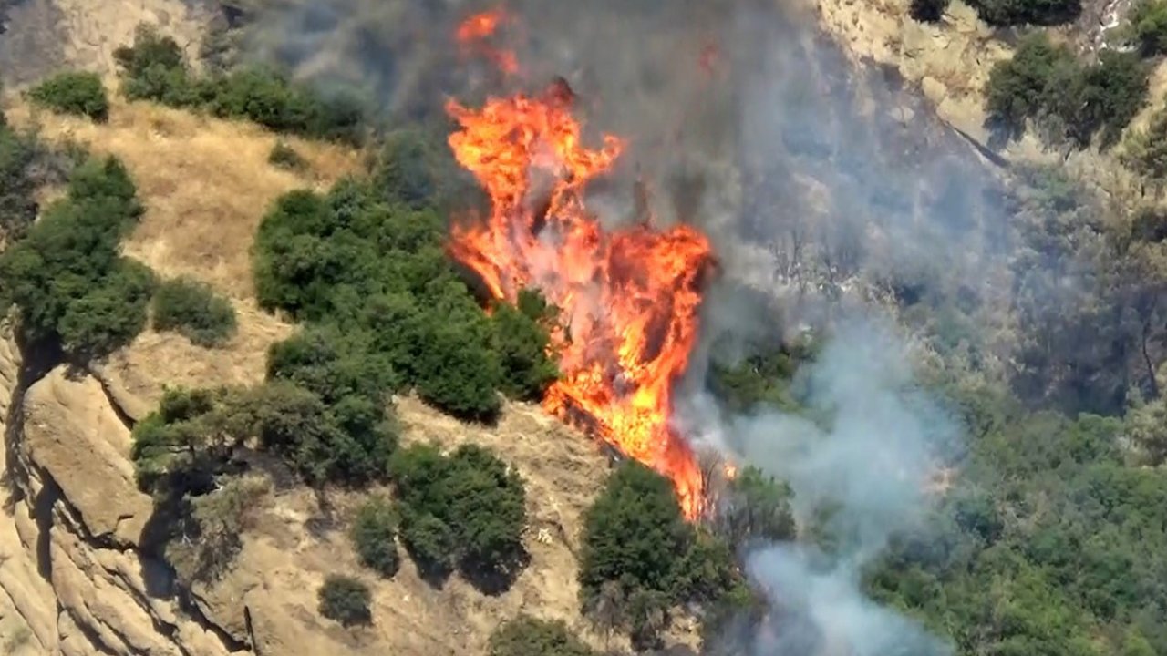 Ahmetli’deki Orman Yangını Kontrol Altına Alınmaya Çalışılıyor