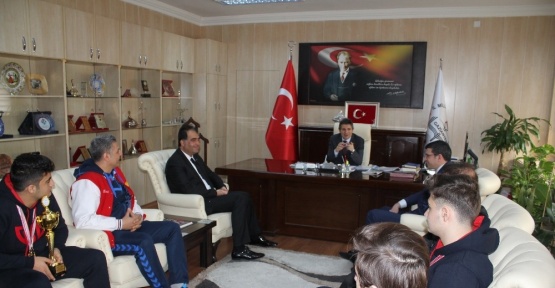 GKV’nin şampiyon ekibi Milli Eğitim Müdürünü ziyaret etti