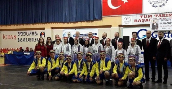 Halk oyunları ekibi madalya ile döndü