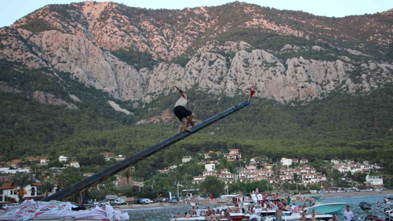 10 Bin Lira Ödül İçin Yağlı Direğe Tırmanan Yarışmacılar Hastanelik Oldu