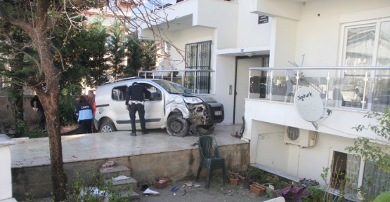 Fren yerine gaza basın kadın sürücü bahçeye daldı