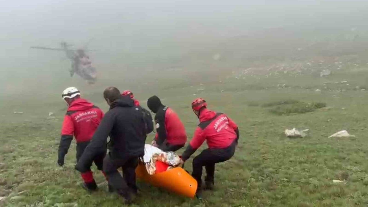 Uçağın Enkazındaki Yaralı Yolcu Ve Ölen Pilotun Cenazesi Bölgeden Helikopterle Alındı