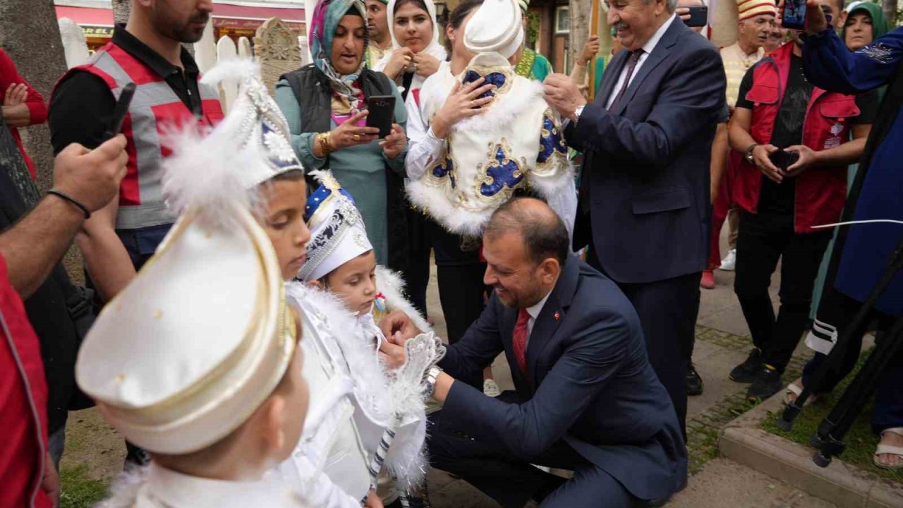 529 Yıllık Vakıf Geleneği Yaşatıldı: 22 Çocuk Sünnet Şenliğinde Doyasıya Eğlendi