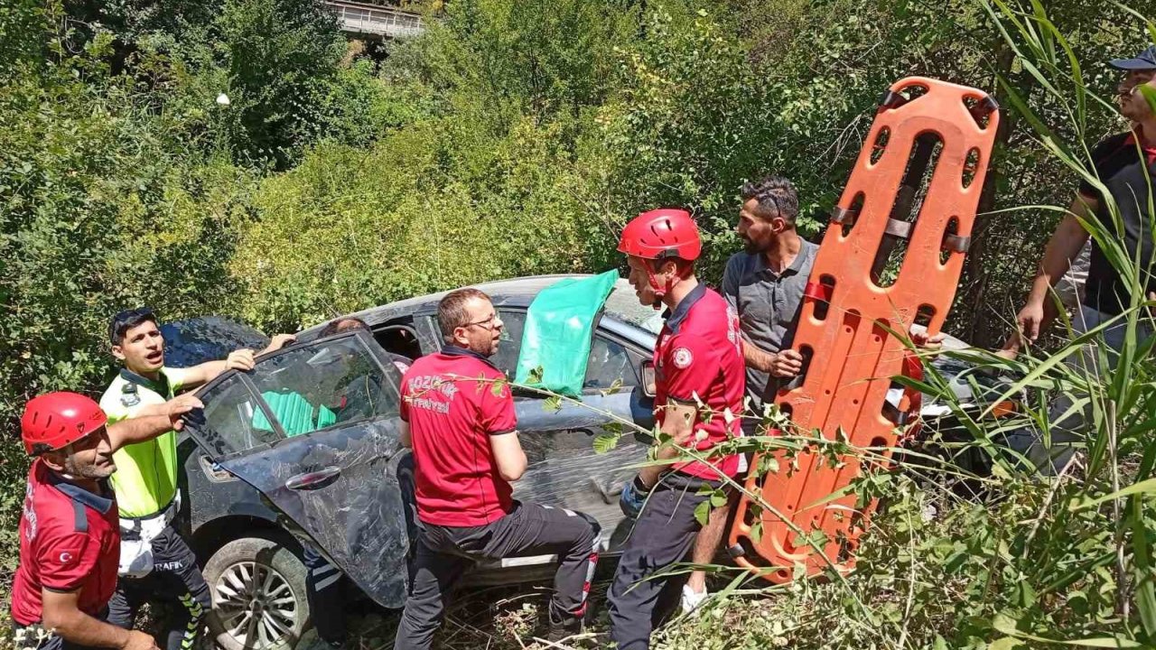 Bozüyük’te Şarampole Devrilen Otomobildeki 3 Kişi Yaralandı