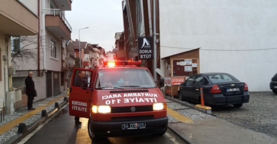 Asansörde mahsur kalan bir kişi itfaiye ekiplerince kurtarıldı