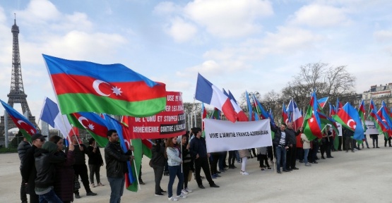 Azerbaycan vatandaşlarından Paris’te protesto