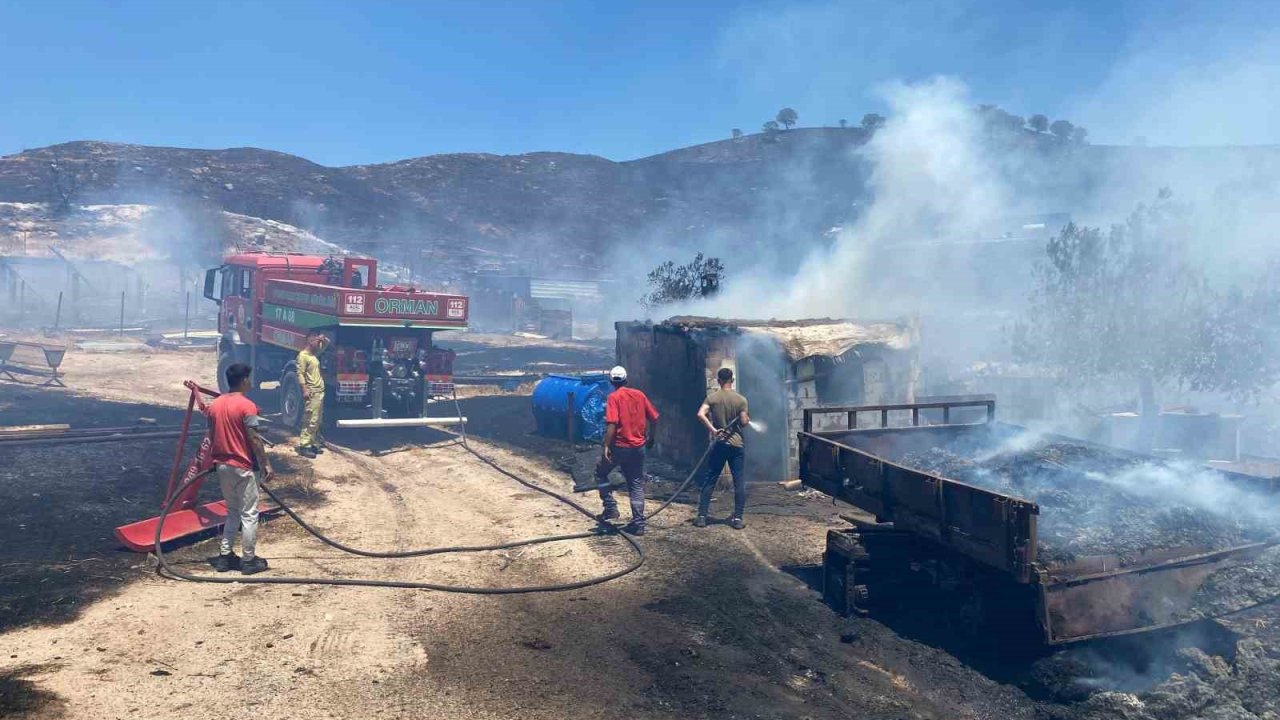 Çanakkale’de Makilik Alanda Çıkan Yangında Ahır, Ağıl Ve Traktör Römorkları Yandı