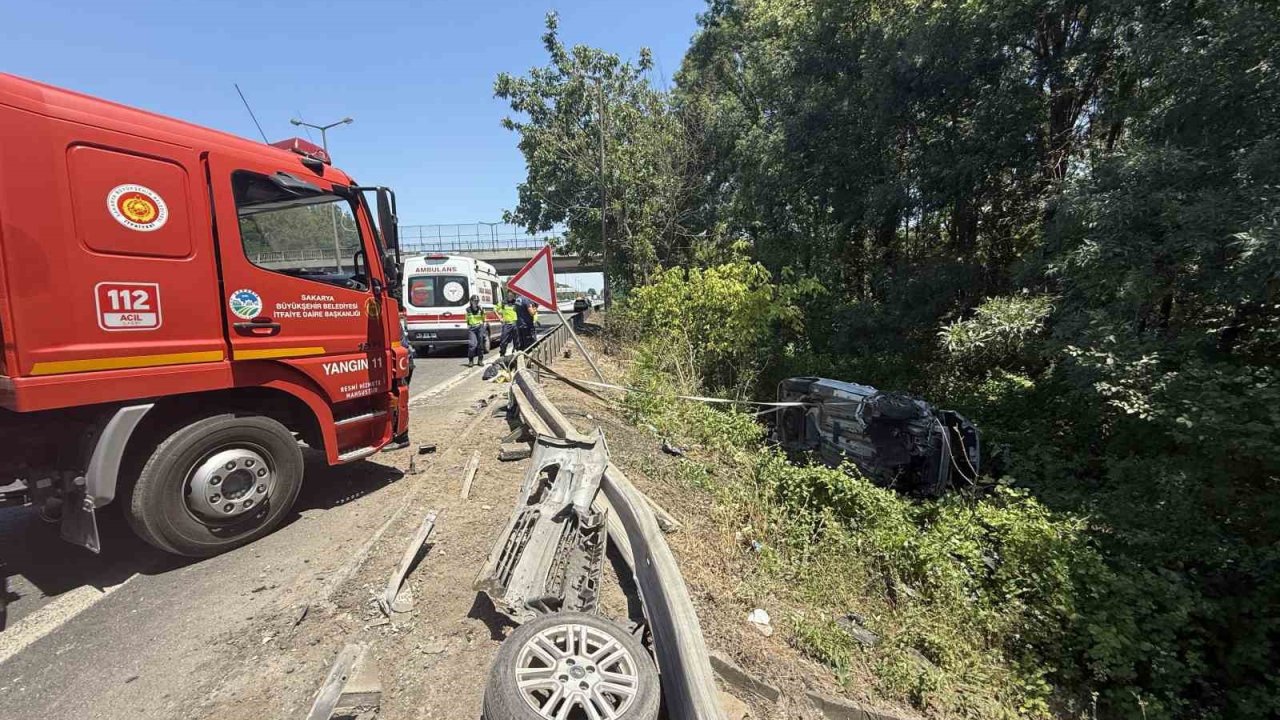 Otoyolda Kontrolden Çıkan Hafif Ticari Araç Şarampole Devrildi: 6 Hafif Yaralı