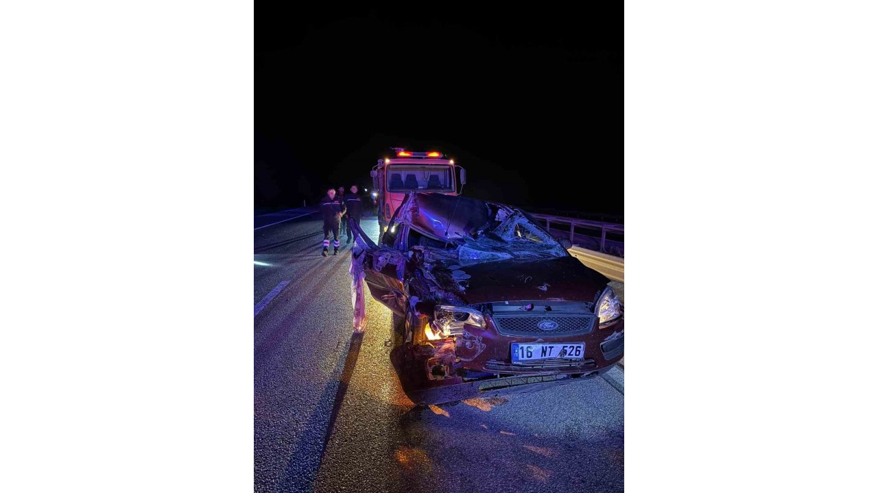 Tırla Çarpışan Otomobilde 4 Kişi Yaralandı