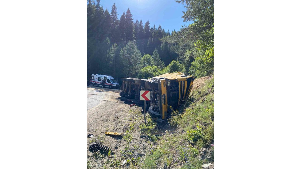 Virajı Alamayan Talaş Yüklü Tır Devrildi: 2 Yaralı