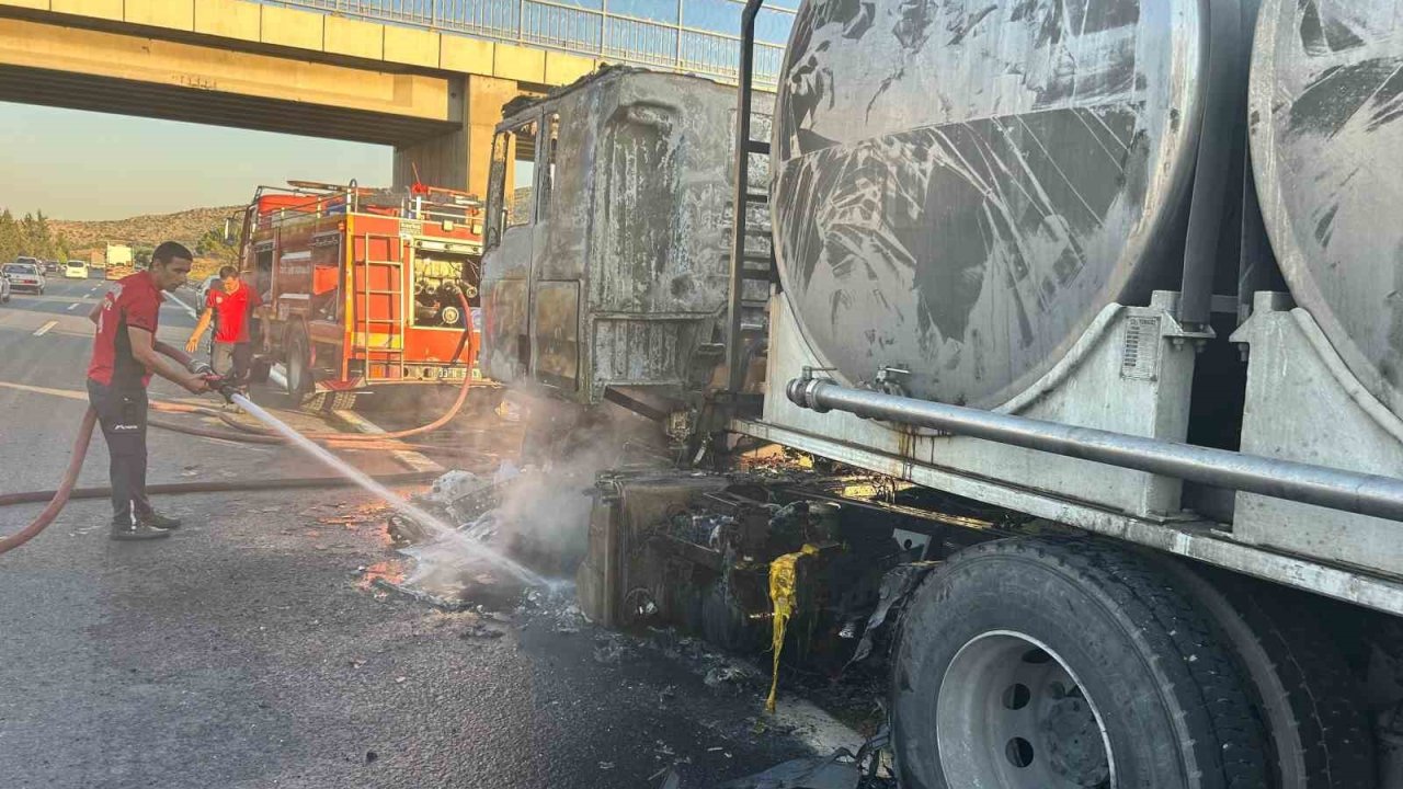 Seyir Halindeyken Alev Alan Süt Tankeri Kullanılamaz Hale Geldi