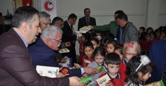 Öğrencilere elma dağıtıldı