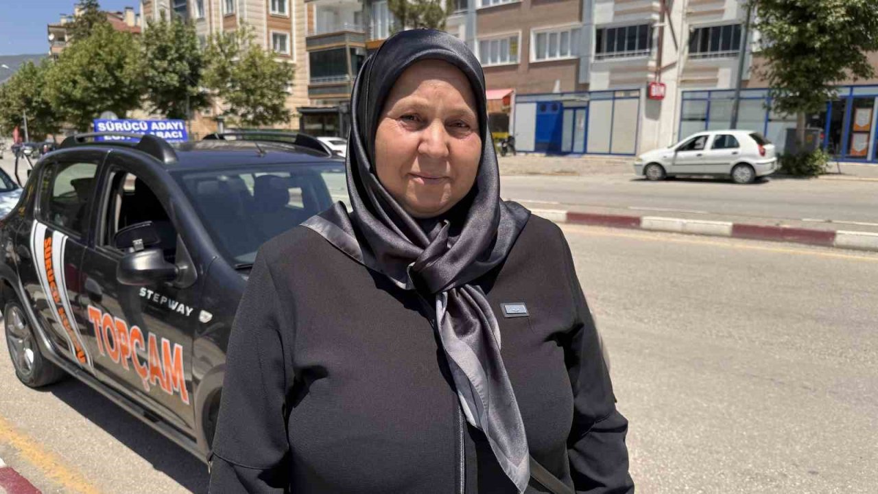 55 Yaşındaki Kadın, 2 Dosya Yaktı 12. Sınavda Ehliyet Almaya Hak Kazandı