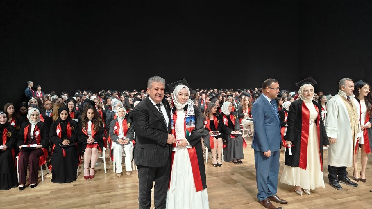 Ak Parti’li Vekil Kızının Diplomasını Kendi Elleriyle Verdi