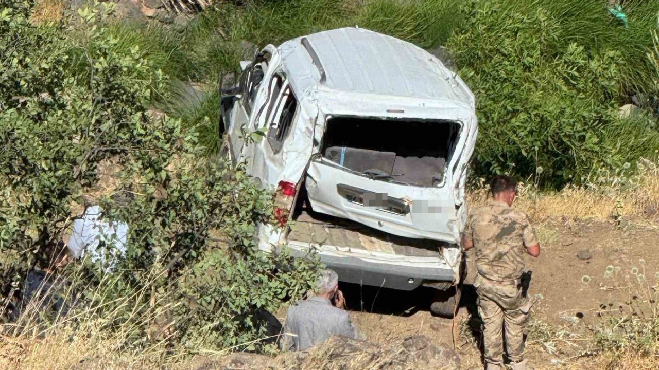 Elazığ’da Hafif Ticari Araç Şarampole Uçtu: 1 Ölü