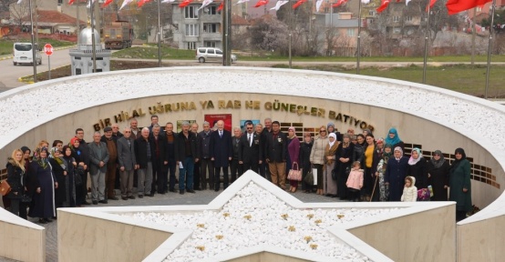 Şehit ailelerinden Şehitler Anıtına ziyaret