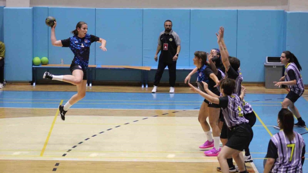 İşitme Engelliler Hentbol Şampiyonası Devam Ediyor