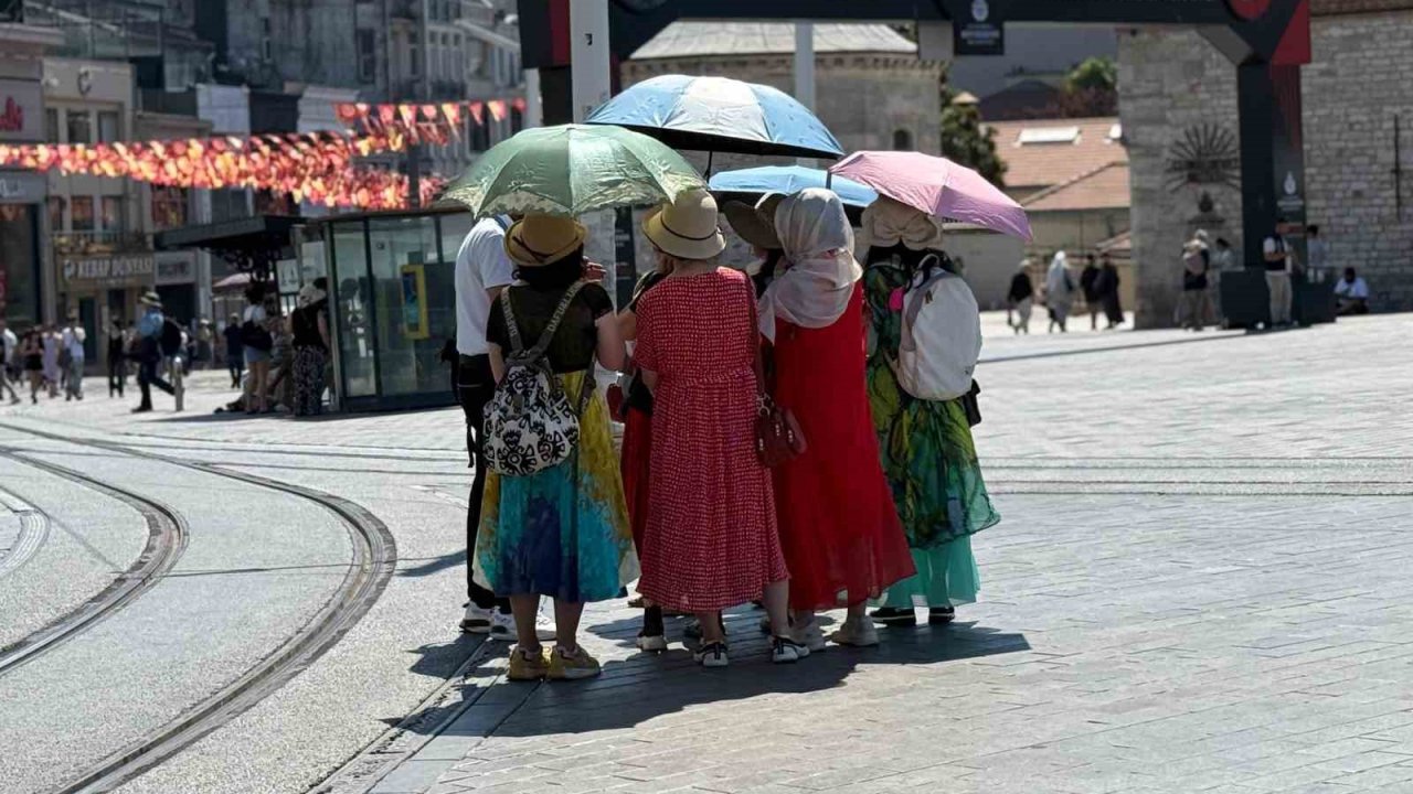 Taksim’de Sıcak Hava Bunalttı; Kimisi Şemsiyle Gezdi, Kimisi Gölgelik Alanda Dinledi