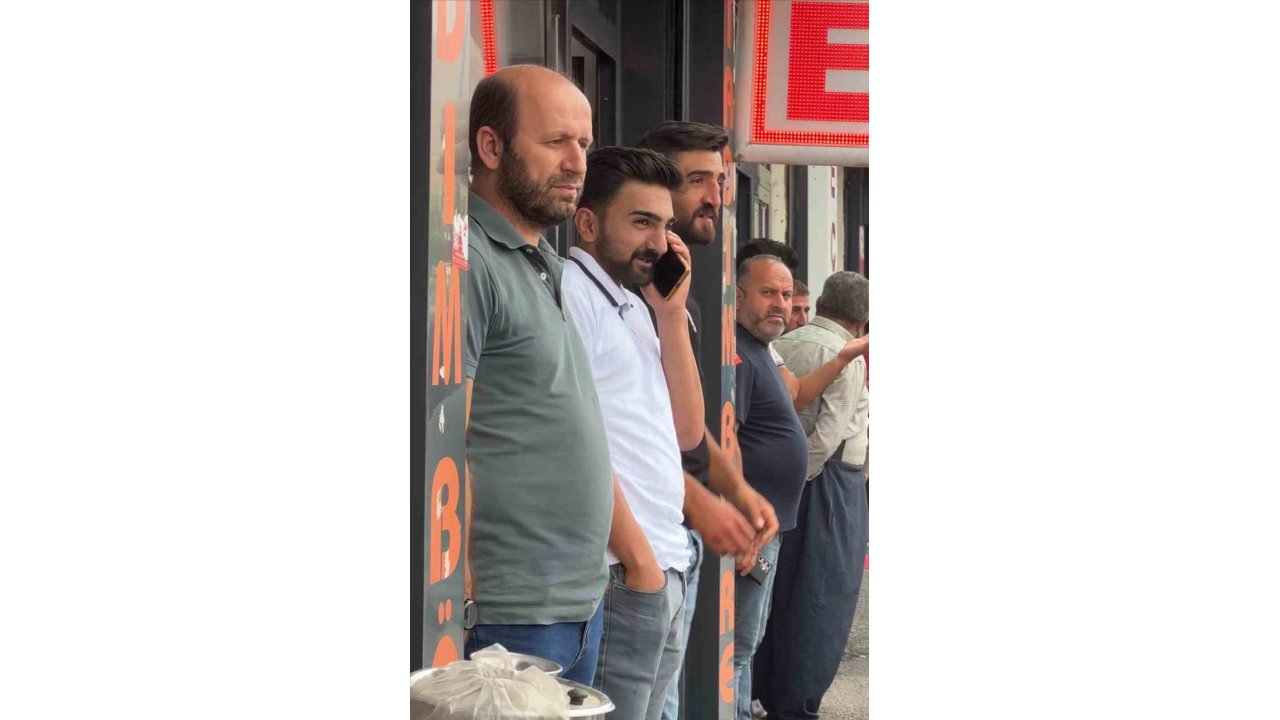 Yüksekova’da Serinleten Yağış