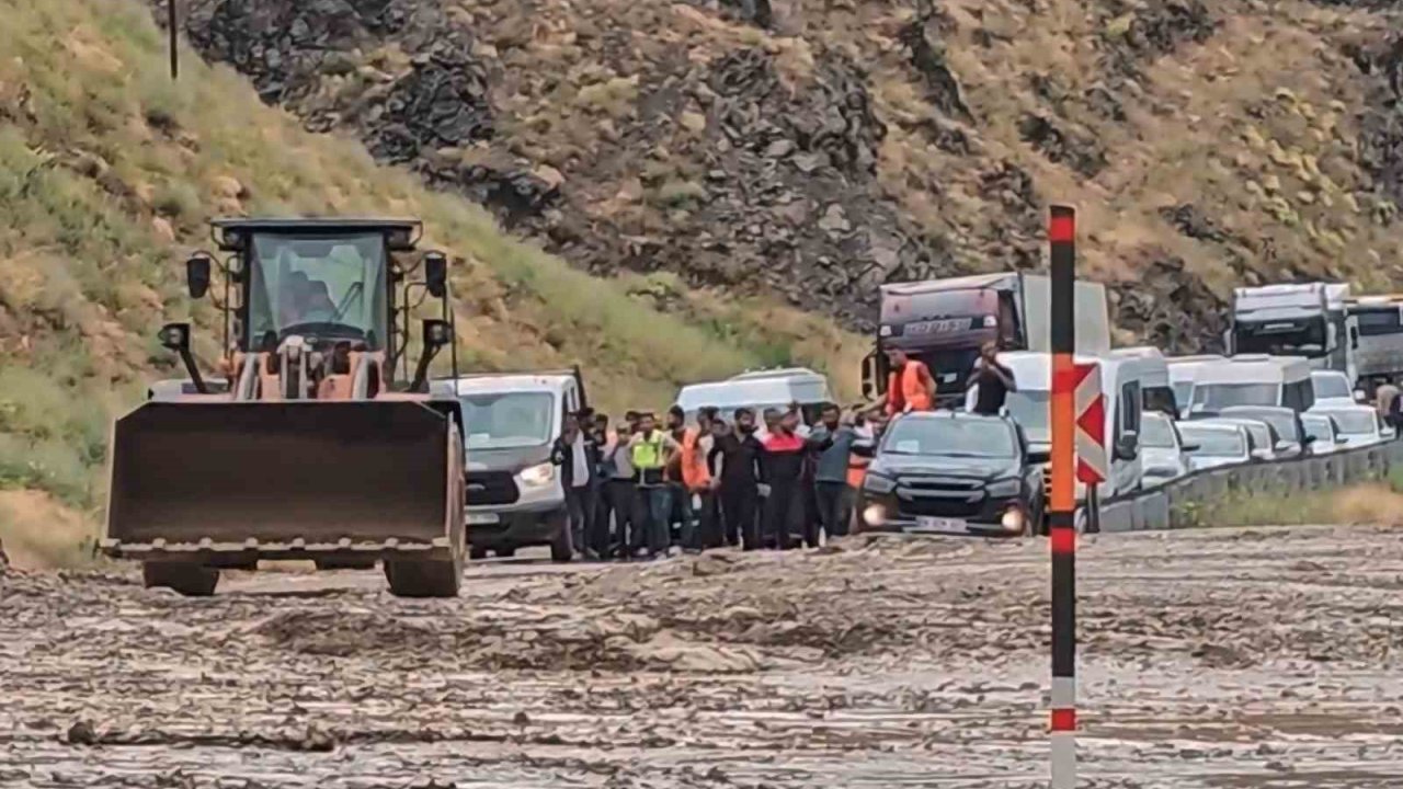 Yüksekova-van Yolunda Heyelan: Araçlar Mahsur Kaldı