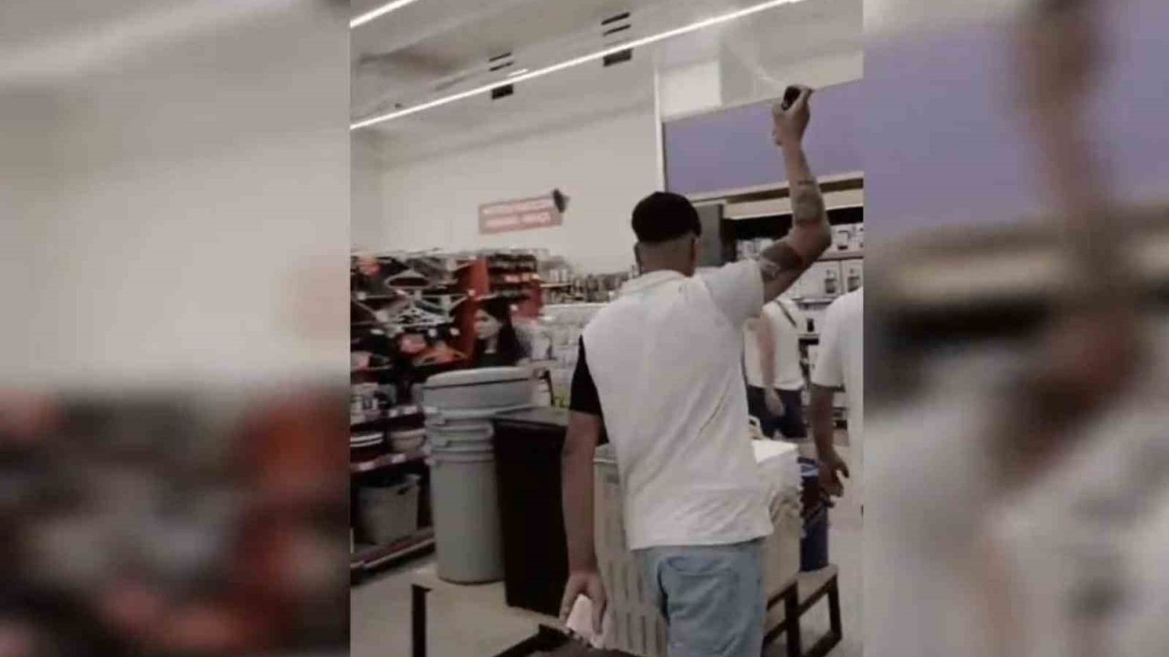 Şanlıurfa’da Markette Etrafa Deodorant Sıkan Şahıs Gözaltına Alındı