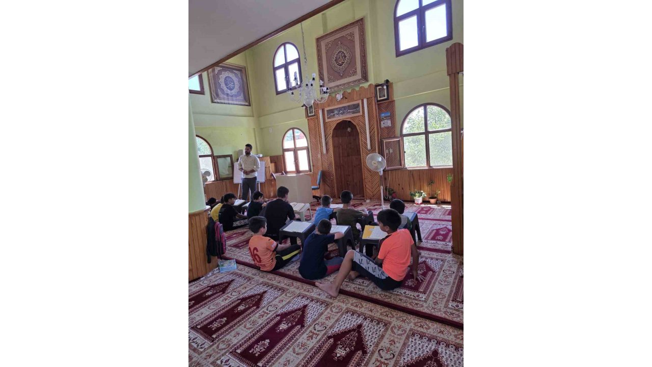Örnek İmam, Hem Çocukların Gönlünü Kazanıyor Hem De Kur-an Eğitimi Veriyor