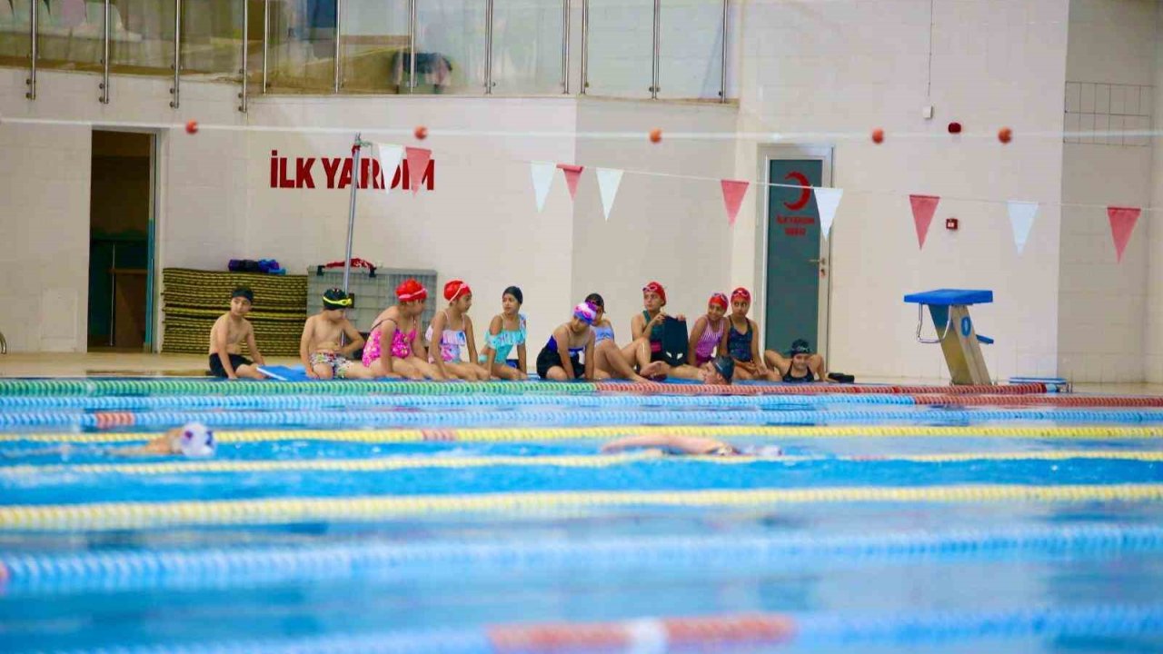 Kepez Belediyesi, 7’den 70’e Yüzme Eğitimi Veriyor