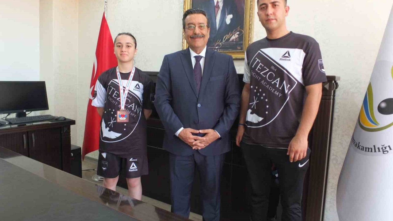 Burhaniye Kaymakamı Atilla, Başarılı Sporcuyu Ödüllendirdi