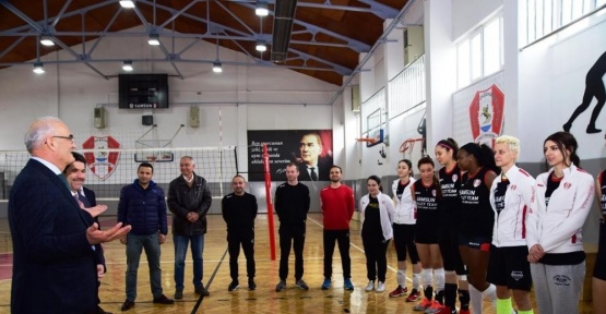 Başkan Yılmaz voleybol takımından şampiyonluk sözü aldı