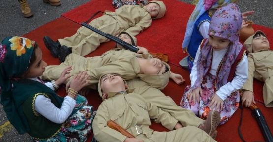 Miniklerden Çanakkale Savaşı gösterisi