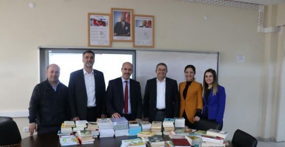 Van’da “Bir Kitap Da Benden” kampanyası kitapları teslim ediliyor